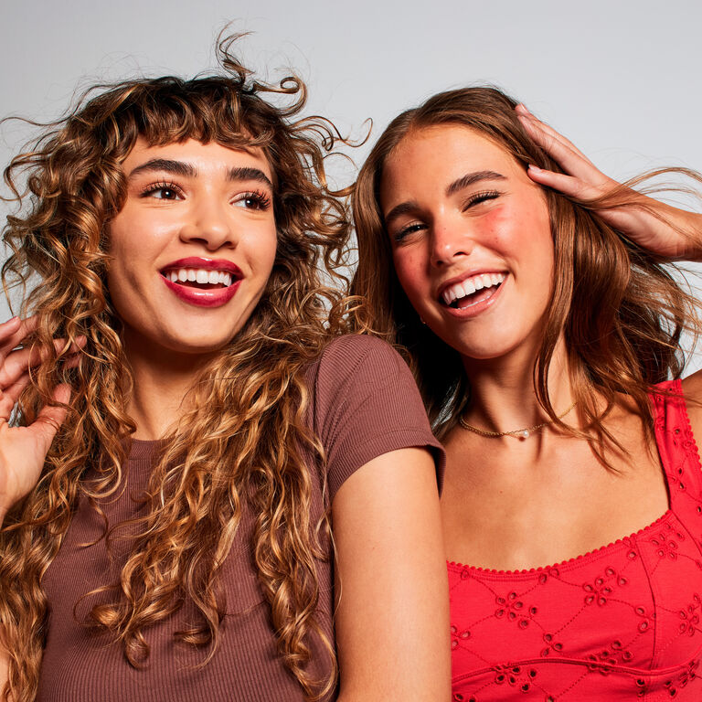 Chicas maquilladas ri&eacute;ndose juntas
